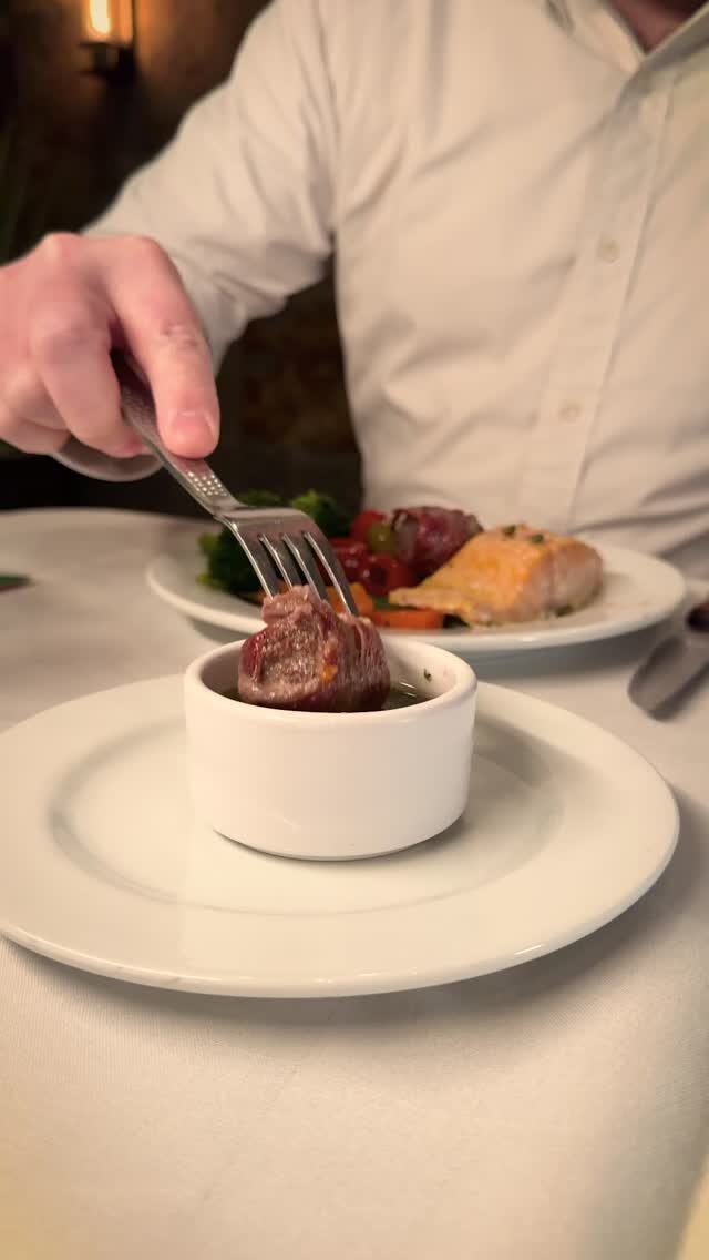 🇺🇸 Filet Mignon Wrapped in Bacon 🇧🇷 Medalhão de Mignon com Bacon

Have you tried this cut? 🥩 ❤️

We have combined the outstanding flavor of our filet mignon with bacon, the result is delicious!

Which location are you heading to?